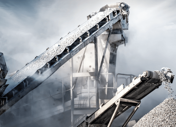 Photographie des activités de transformation du minerai dans une cimenterie.