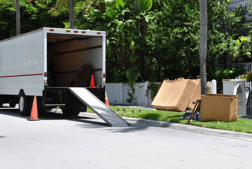 Une rampe qui mène à la boite d’un camion.