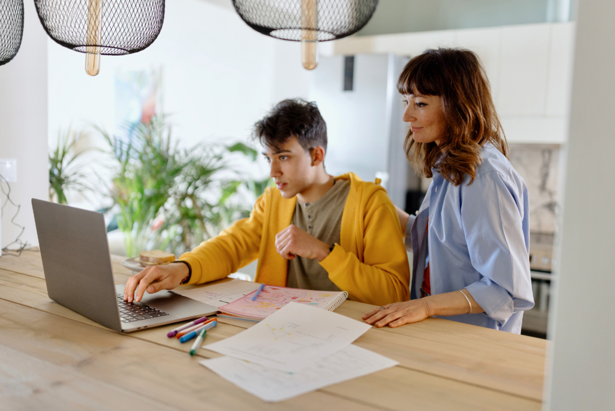 Mère et fils regardant un ordinateur portable