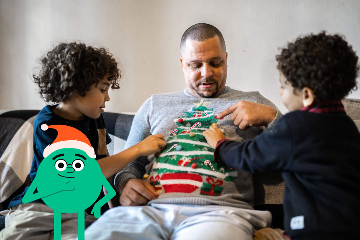 père portant un chandail de noël