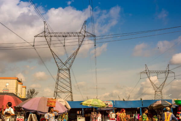 Photographie de lignes électriques à travers un marché au Nigéria.