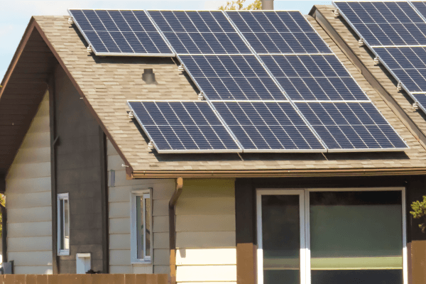 Des panneaux solaires sur une maison.