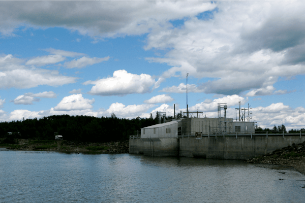 Photographie du réservoir Brazeau en Alberta.