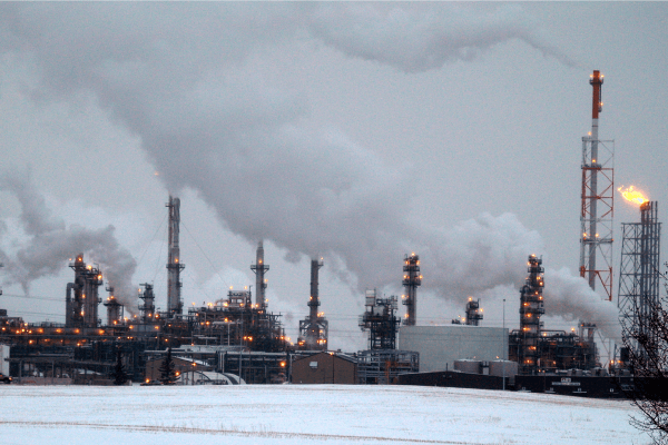 Photographie d’une raffinerie pétrochimique à Edmonton en Alberta.
