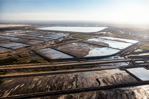 Photographie d’une vue aérienne des bassins de décantation à Fort McMurray.