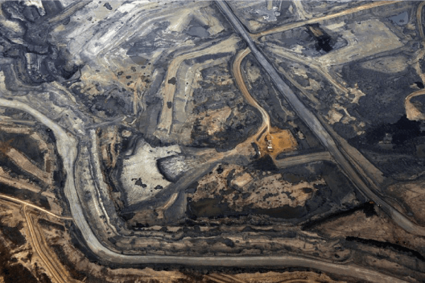 Photographie de la mine de Syncrude, près de Fort McMurray, en Alberta.
