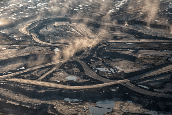 Photographie de la mine à ciel ouvert de sables bitumineux à Fort McMurray.