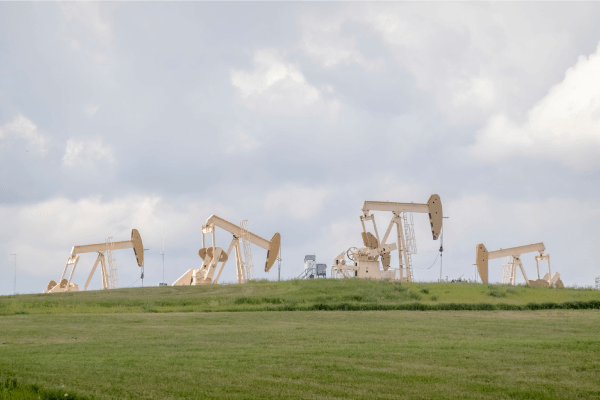 Des puits de pétrole en Alberta.