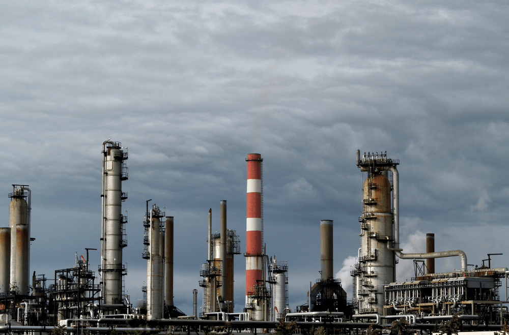 Photographie d’une raffinerie pétrochimique à Edmonton en Alberta.