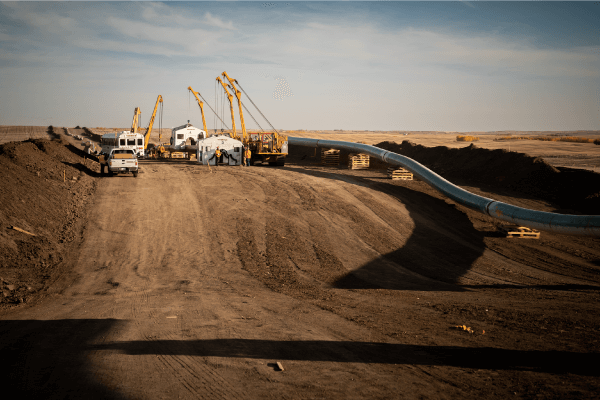 Photographie d’un pipeline en cours d’installation.
