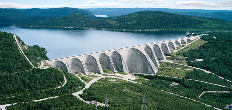 Photographie du barrage Daniel-Johnson et de son réservoir sur la rivière Manicouagan.