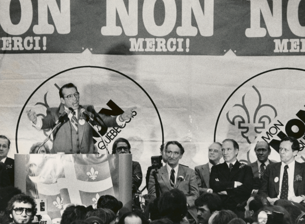 Photographie d’un rassemblement pour le camp du NON.