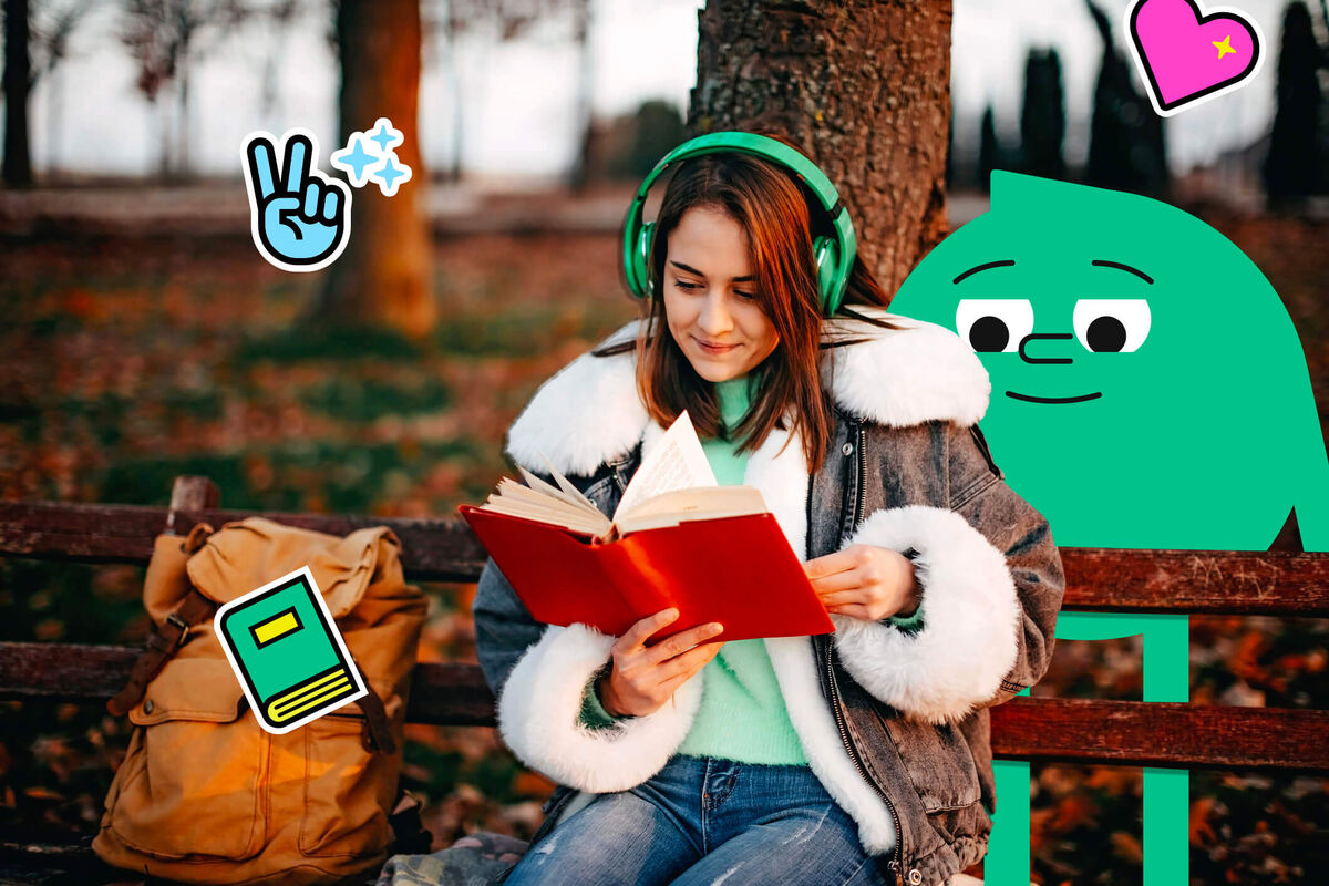 Une adolescente lit sur un banc.