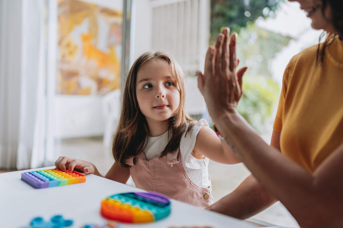 Jeune fille et sa mère qui se touchent la main