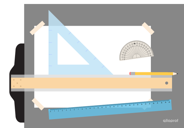 Une feuille de papier blanche fixée avec du ruban adhésif sur une planche à dessin, un rapporteur d’angles, une équerre, une règle, un té, un crayon. 