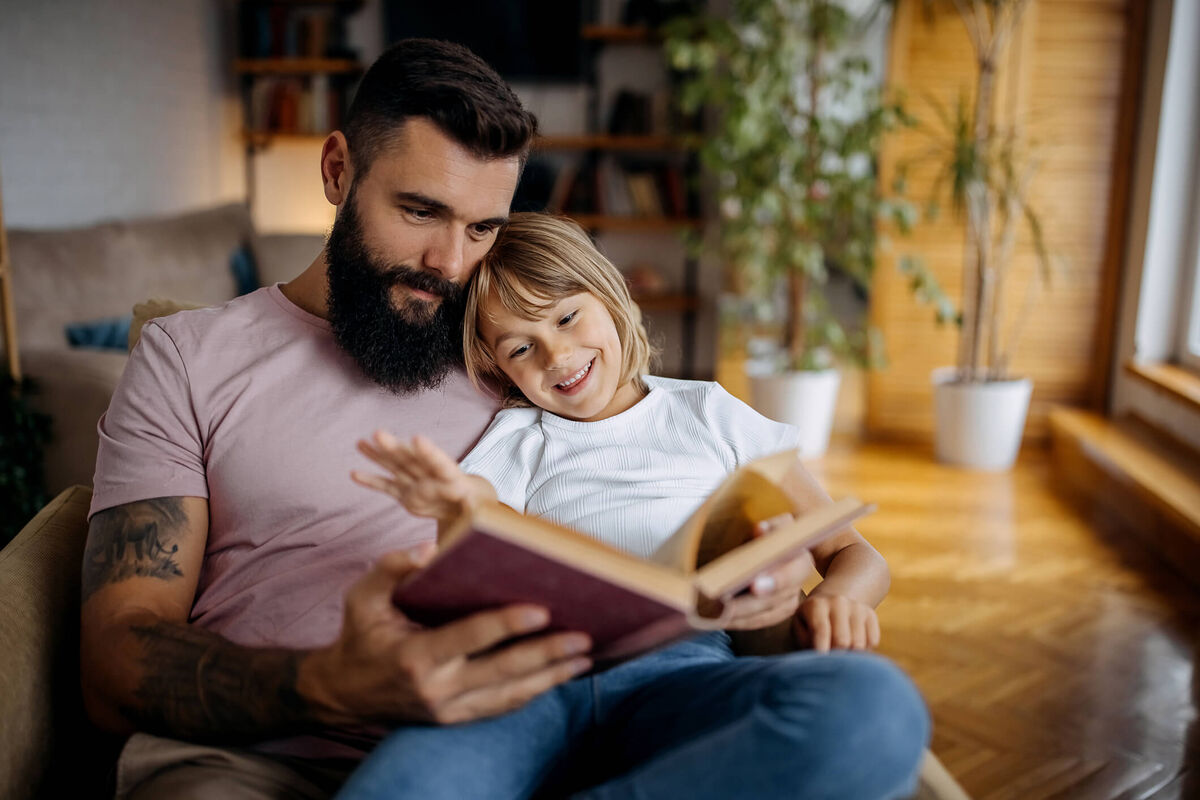 père et fille lisant