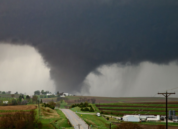 Une tornade frappe des terres agricoles.