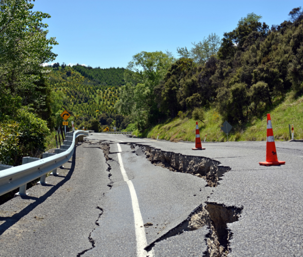 Route endommagée par un tremblement de terre.