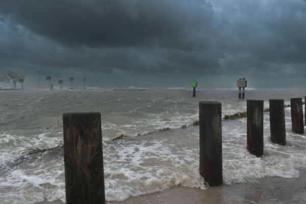 Une onde de tempête provoquée par l’ouragan Idalia en Floride.