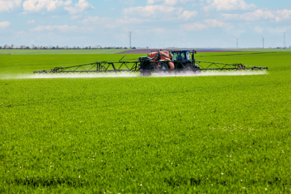 Application de pesticides dans un champ de céréales.