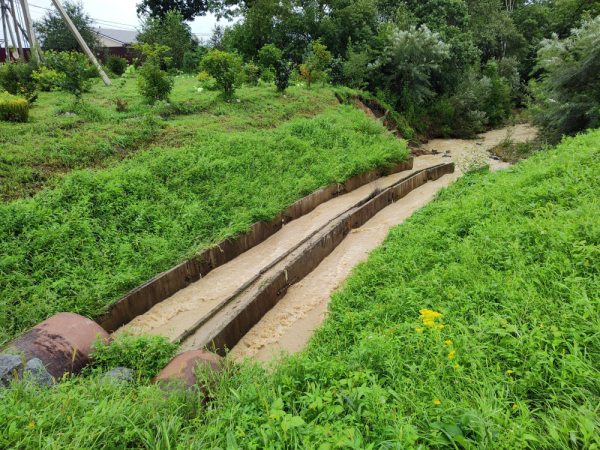Des canaux de drainage.