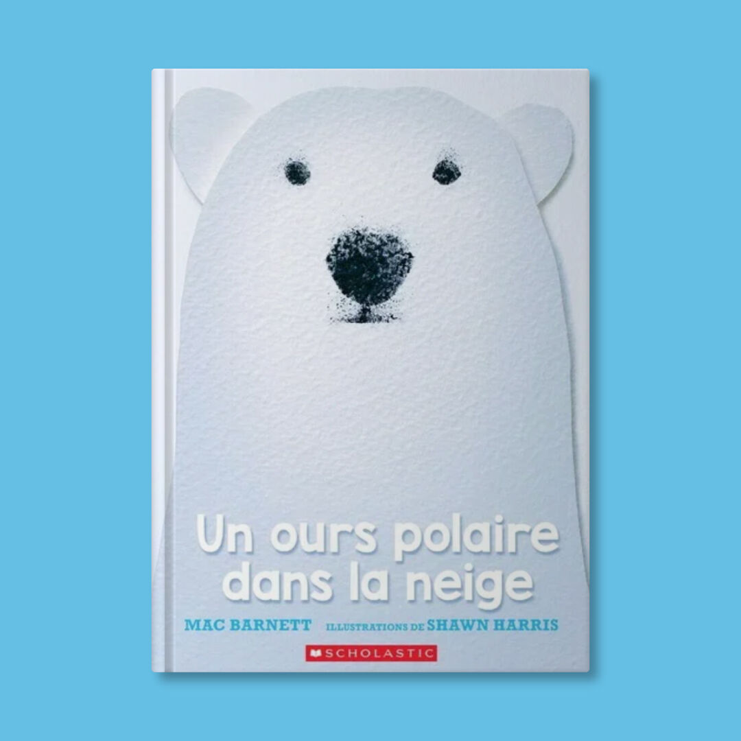 Un ours polaire dans la neige 