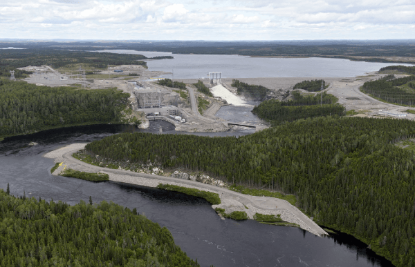Photographie aérienne de la centrale la Romaine-1 et de la rivière Romaine.