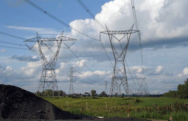 Photo de pylônes à haute tension.