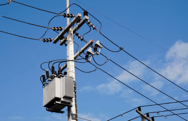 Photographie d’un transformateur à haute tension.