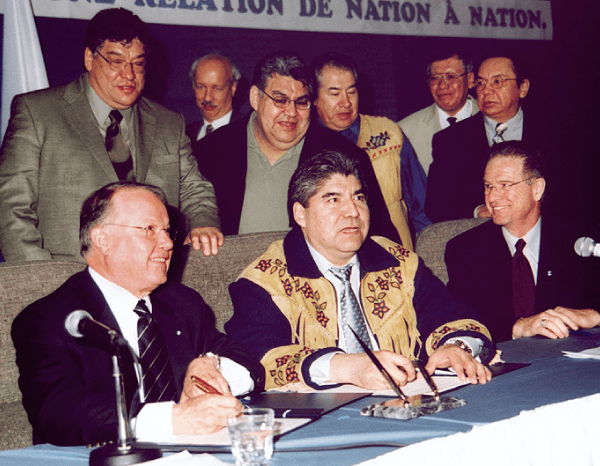 Photographie de Ted Moses et de Bernard Landry lors de la signature du traité de la Paix des Braves.