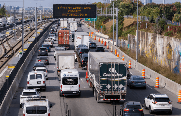 Photographie d’un embouteillage sur l'autoroute 10 à Brossard.