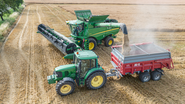 De la machinerie utilisée pour la récolte de céréales.