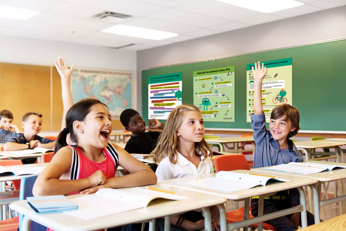 enfant qui lève la main en classe