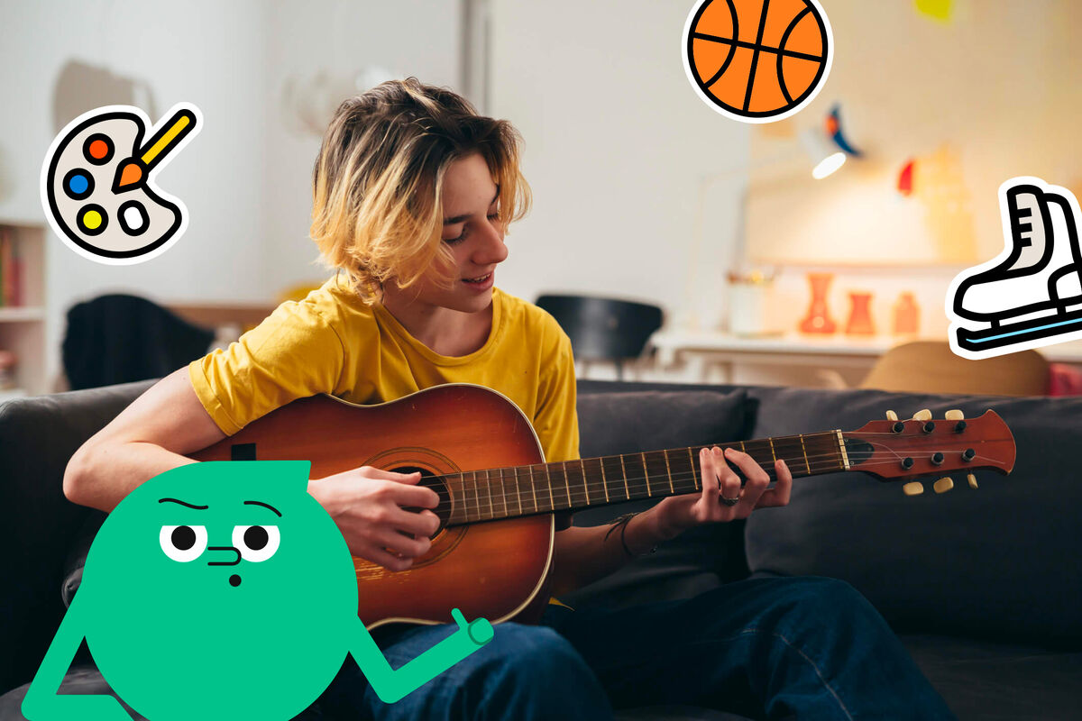 jeune jouant de la guitare