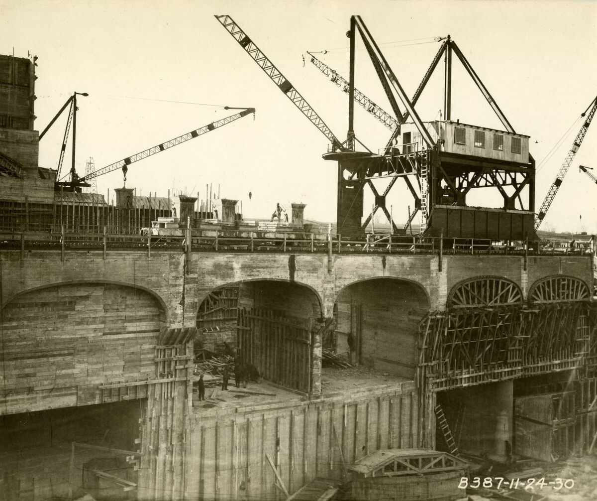 Construction of the Beauharnois hydroelectric power plant.