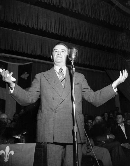 Maurice Duplessis prononçant un discours.