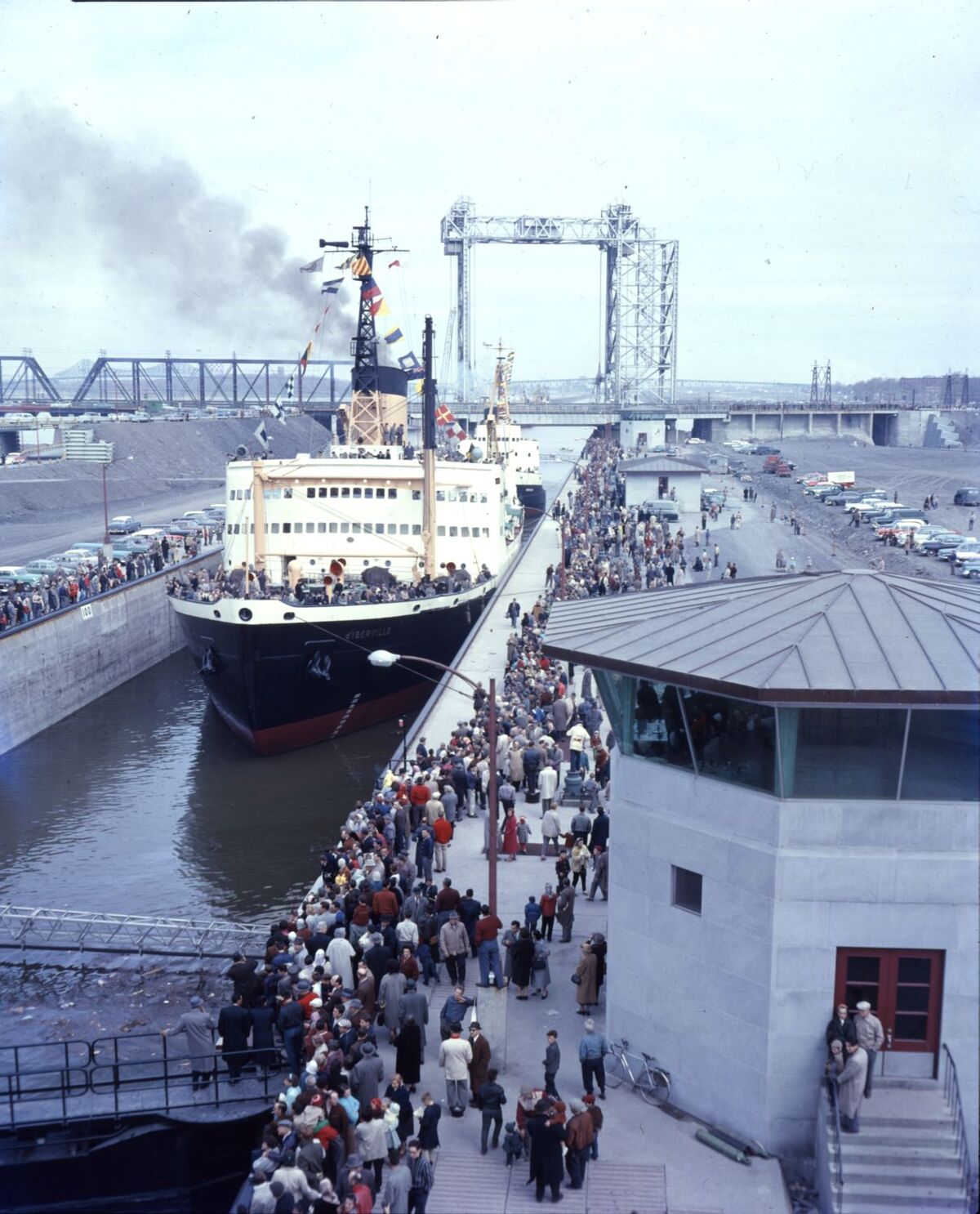 Ouverture de la voie maritime du Saint-Laurent.