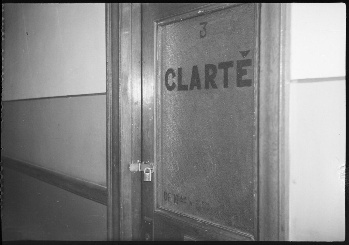 La porte du journal Clarté barrée par un cadenas.