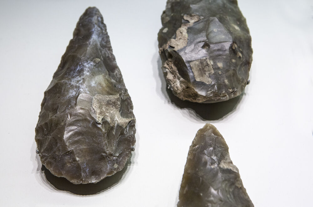 Image d’un outil en pierre taillée du Paléolithique.