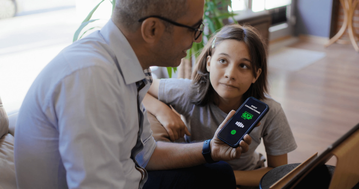 Un parent parle d’IA avec son enfant
