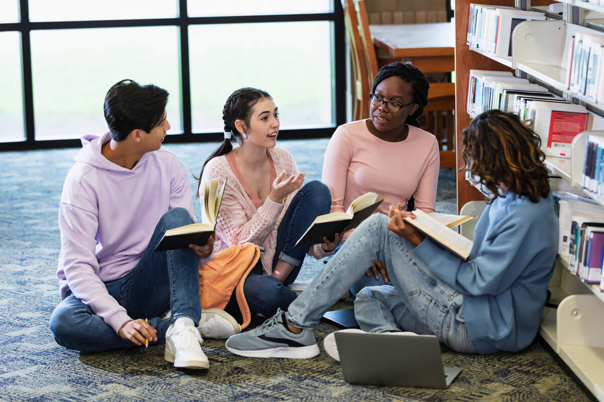 Une enseignante avec ses élèves à la bibliothèque. 