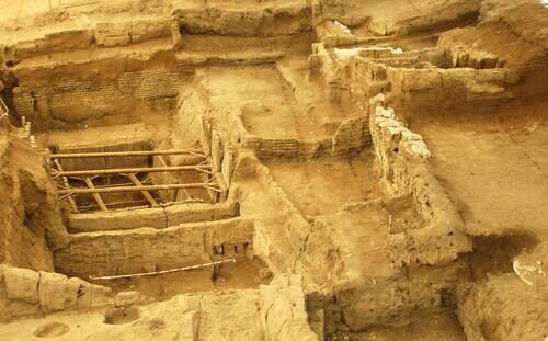 A photograph of the remains at Çatal Höyük.