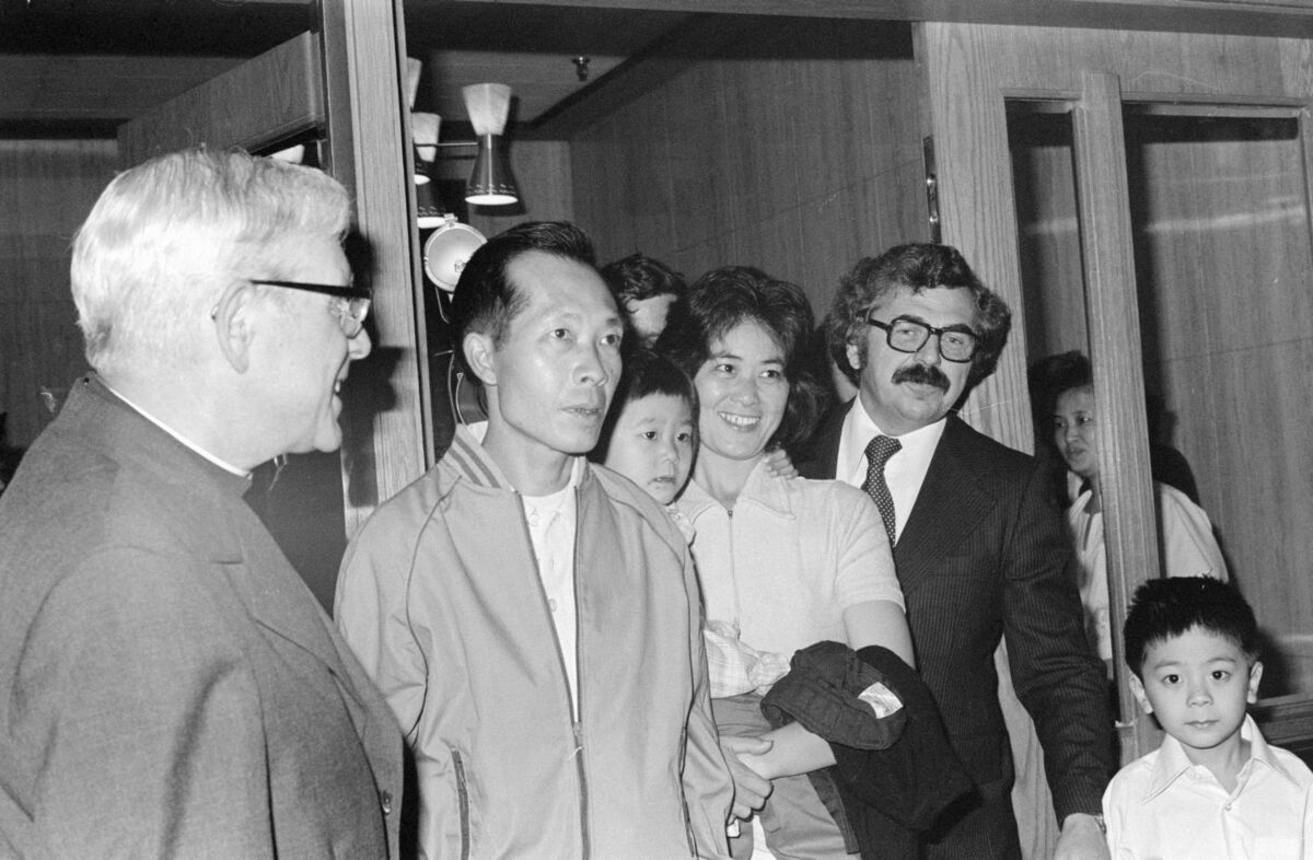 Photographie d’une famille vietnamienne reçue au grand salon de l’Évêché de Montréal.