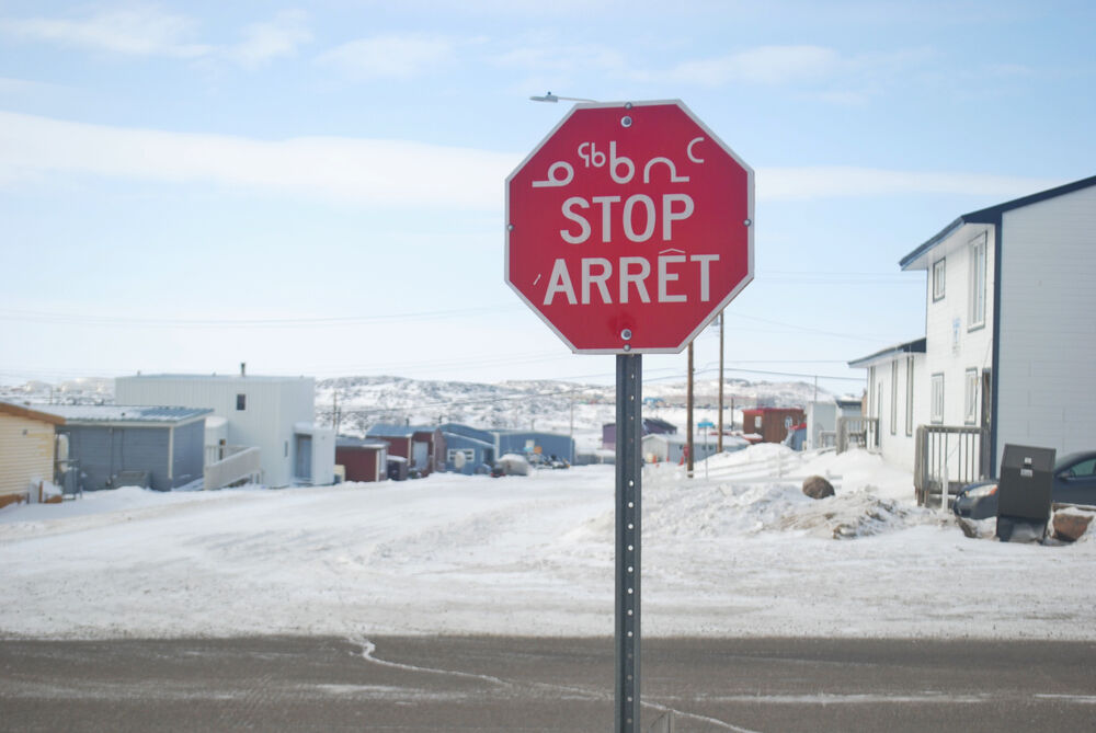 Panneau d’arrêt au Nunavut.