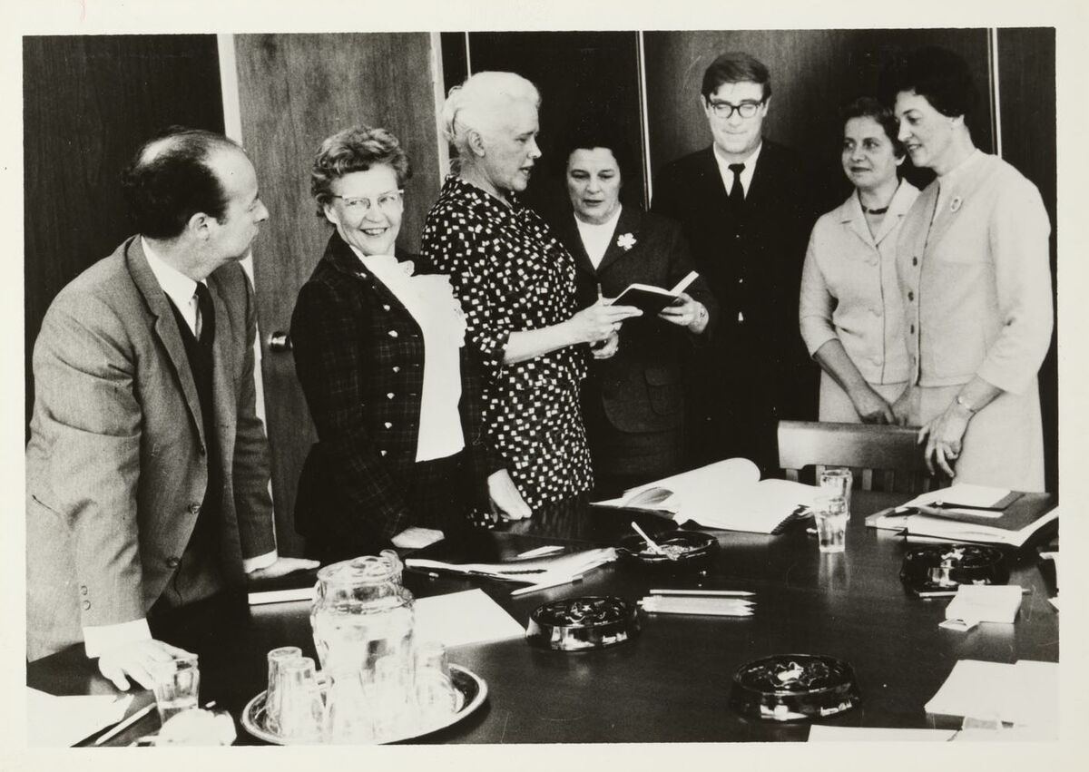 Photographie de Florence Bird et des autres membres de la Commission royale d’enquête sur la situation des femmes.