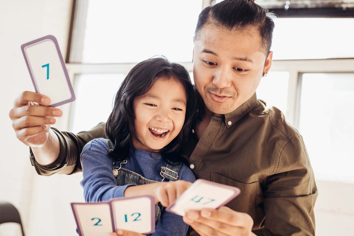 Un père faisant une activité avec sa fille.