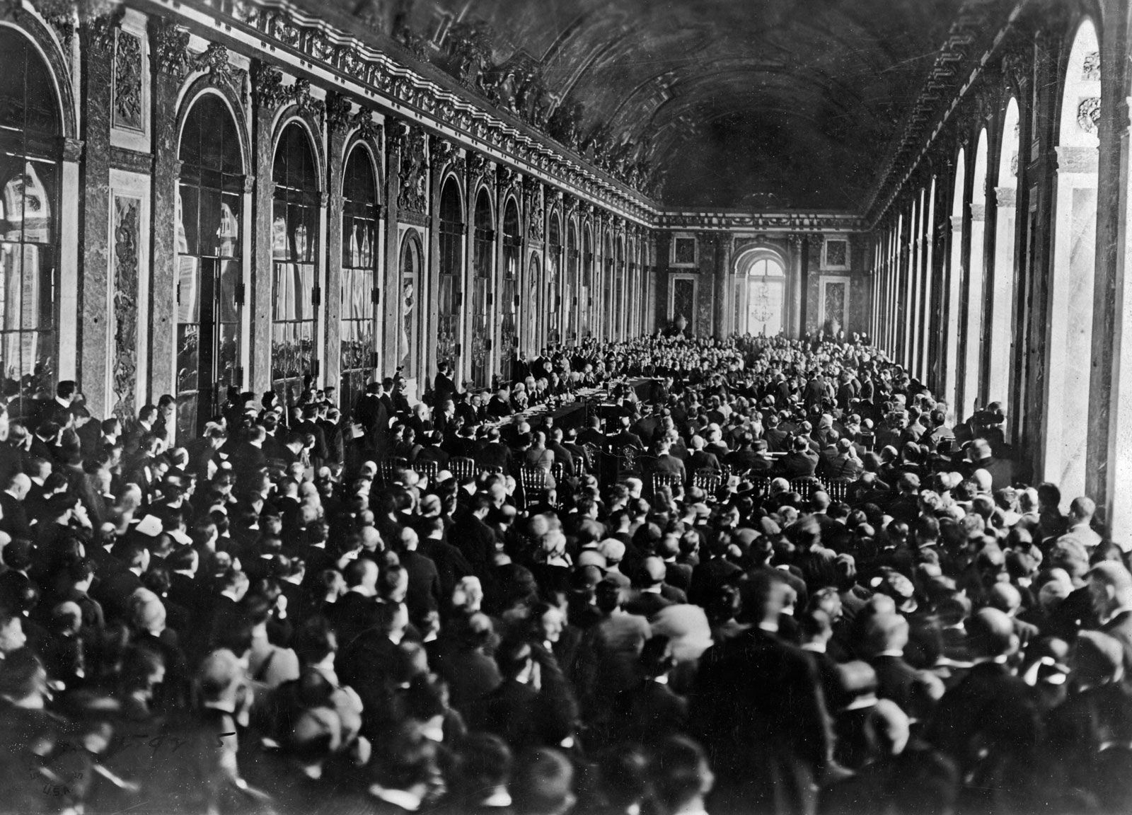 Signé le 28 juin 1919, le Traité de Versailles marque la fin du conflit et la défaite de l'Allemagne face à la Triple-Entente.