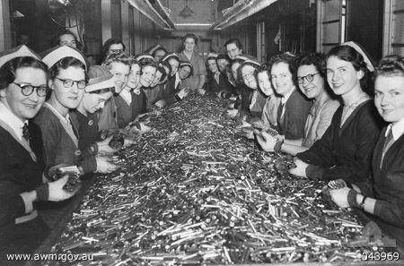 Des femmes produisent des munitions dans une usine pour contribuer à l'effort de guerre.