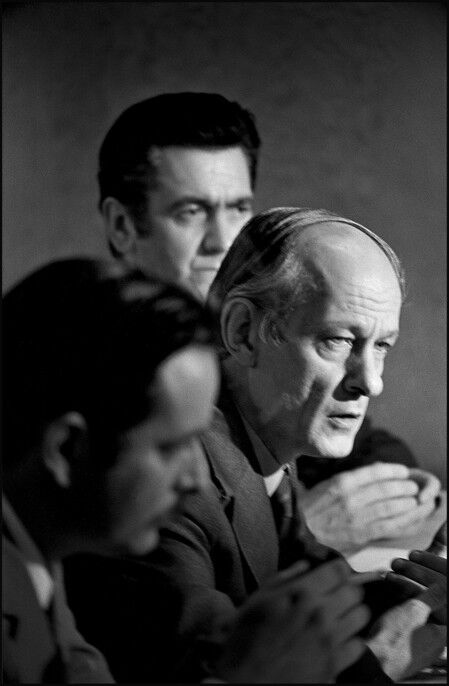 René Lévesque, accompagné de Jacques Parizeau et Camille Laurin lors d'une conférence de presse en 1970