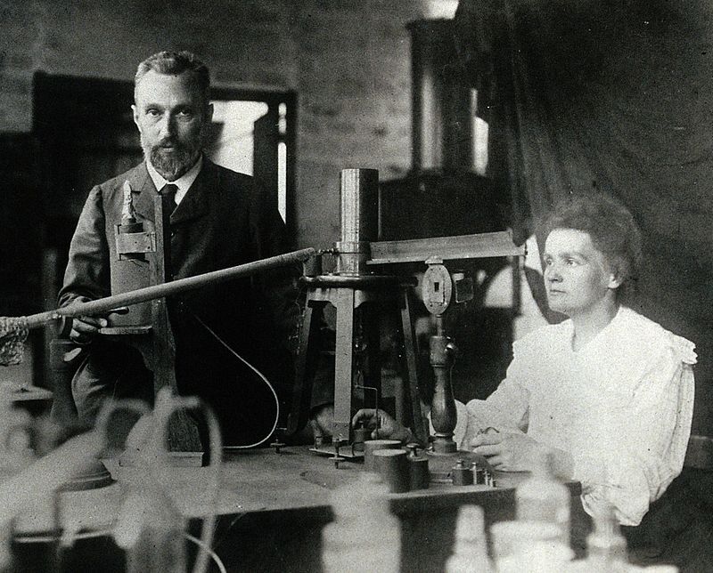 Pierre et Marie Curie dans leur laboratoire vers 1906